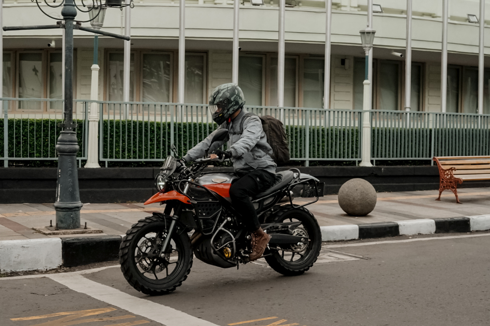 Konsep Safety Riding, Perilaku dan 8 Perlengkapan Utamanya - Blog